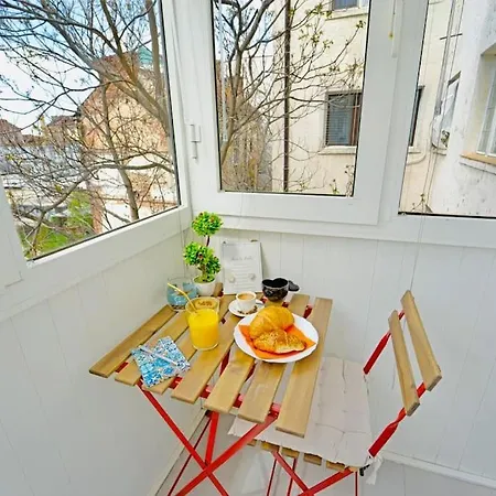 Cozy 1-bedroom Flat In The Very Center Of