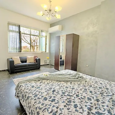 Cozy 1-bedroom Flat In The Very Center Of Lejlighed