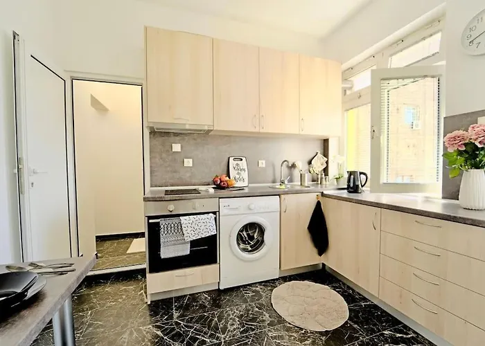 Cozy 1-bedroom Flat In The Very Center Of *