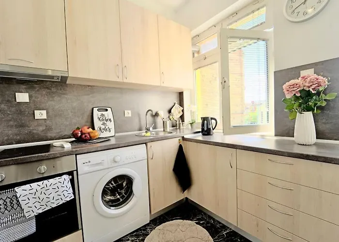 Cozy 1-bedroom Flat In The Very Center Of *